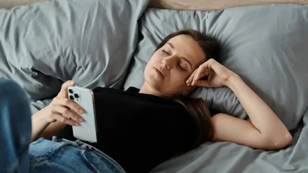 Psychology Explains Why Scrolling Feels Exhausting, Not Laziness